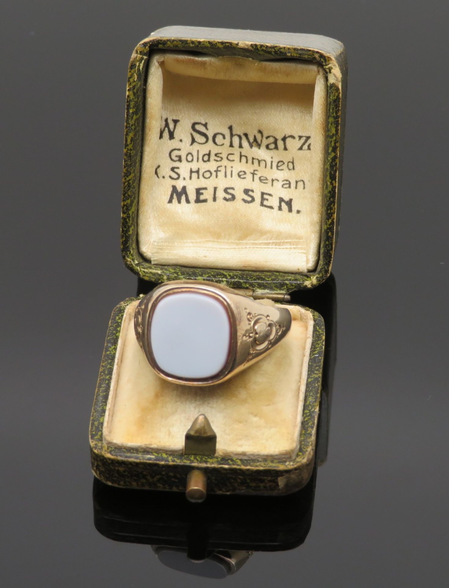 Historischer Ring mit Lagestein in Etui, Historismus, um 1900, Gelbgold 585/000, punziert, 3,8 g, R - Image 2 of 2