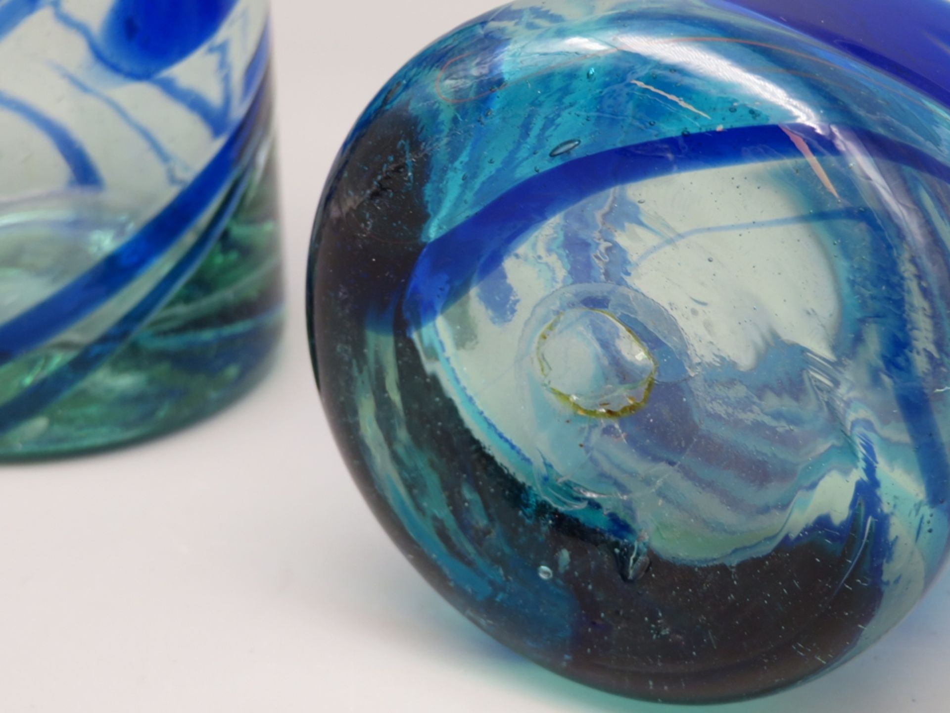 2 Designer Gläser, farbloses Glas mit blau-grünlichen, spiralförmigen Einschmelzungen, mundgeblasen - Image 2 of 2