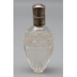 Parfumflakon, 19. Jahrhundert, farbloses Glas geschliffen, Silbermontur, l 7,2 cm, d 3,3 cm.