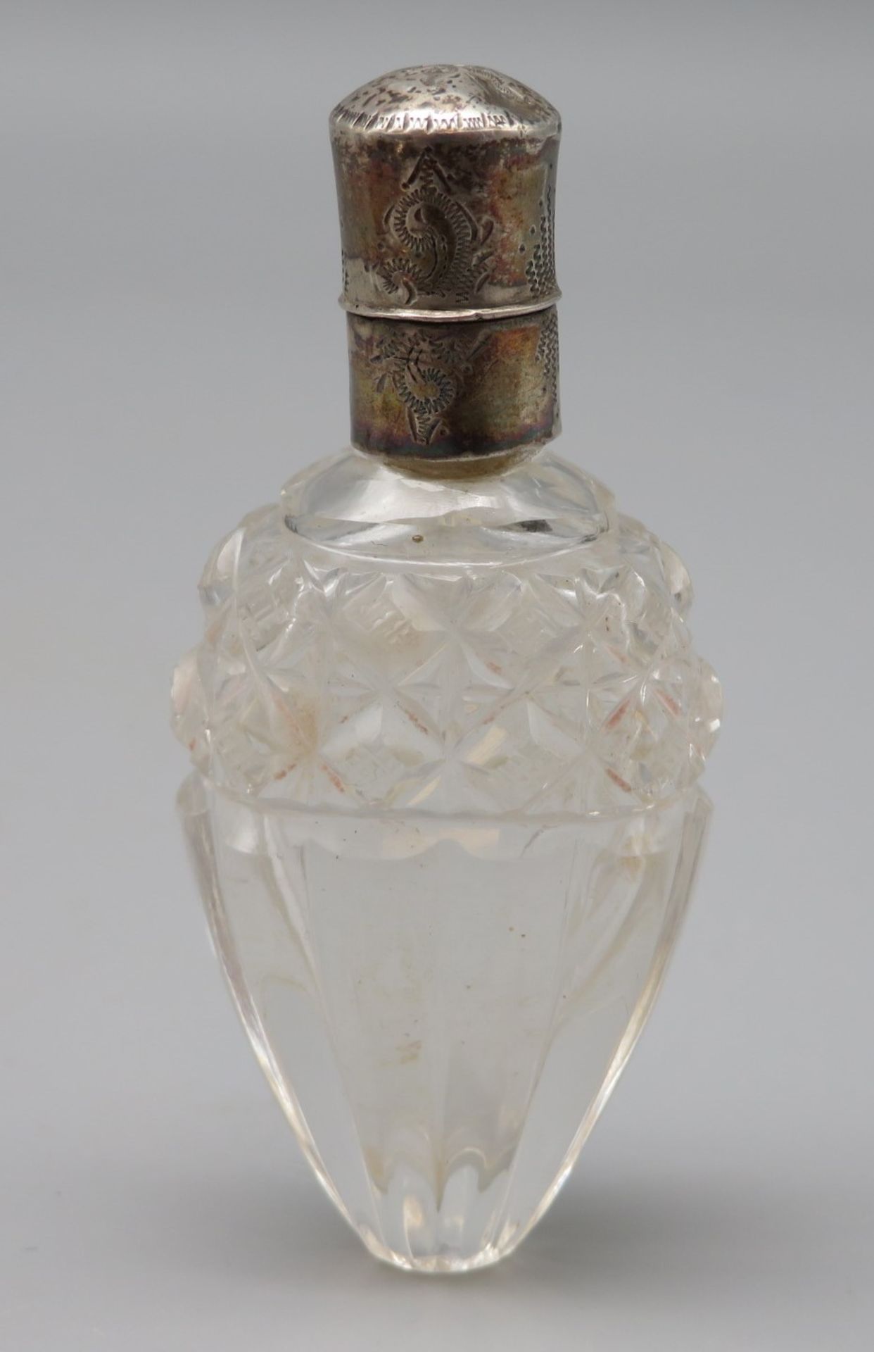 Parfumflakon, 19. Jahrhundert, farbloses Glas geschliffen, Silbermontur, l 7,2 cm, d 3,3 cm.