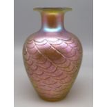 Designer Vase, Kanada, Robert Held, stark irisierendes Glas mit reliefiertem schuppenartigem, umlau