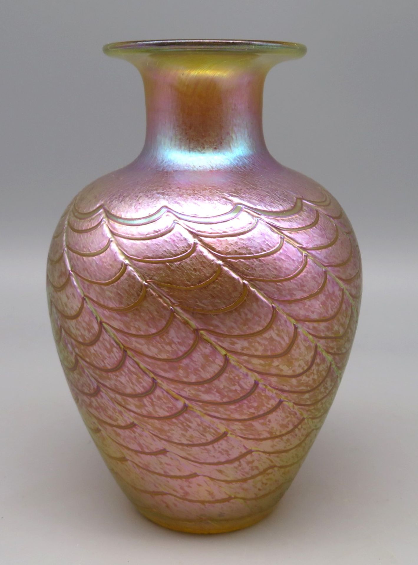 Designer Vase, Kanada, Robert Held, stark irisierendes Glas mit reliefiertem schuppenartigem, umlau