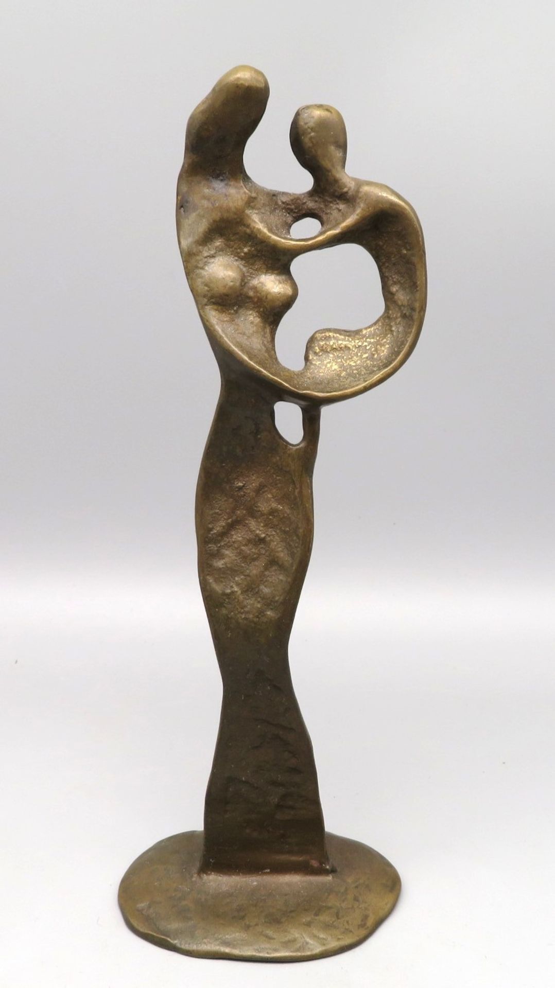 Unbekannter Bildhauer, Mutter mit Kind, Bronze, 23,5 x 8,5 x 6 cm.