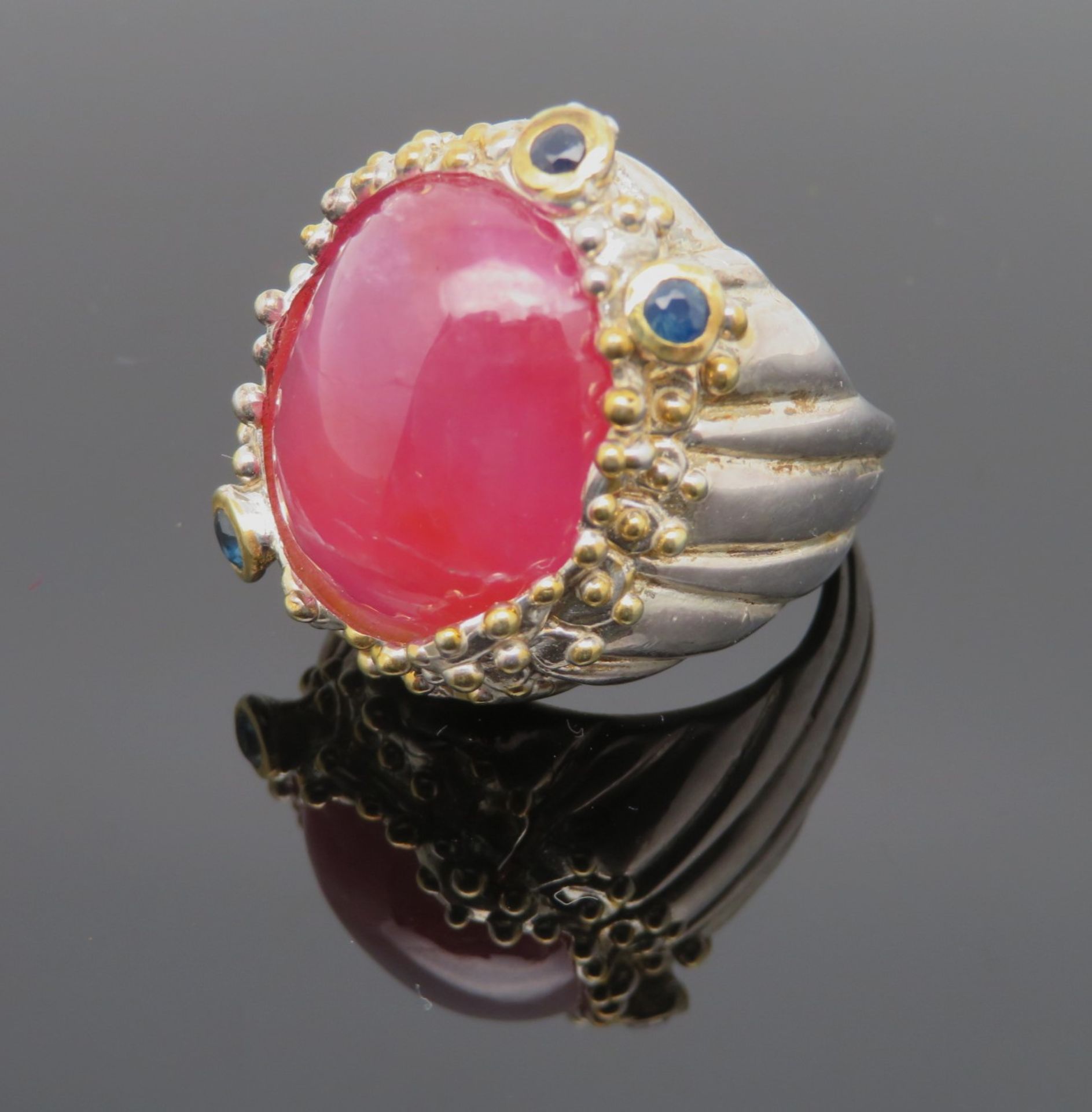 Schwerer Statement Ring, Rubin-Cabochon, 3 facettierte Saphire, Silber 925/000, punziert, akzentuie - Image 2 of 2