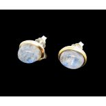 2 elegante Ohrstecker mit großen Regenbogenmondstein-Cabochons, oval, vergoldete und polierte Bezel