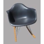 Schaukelstuhl RAR (Rocking Armchair Rod Base), Vitra, Entwurf Charles & Ray Eames, 1948, Kunststoff