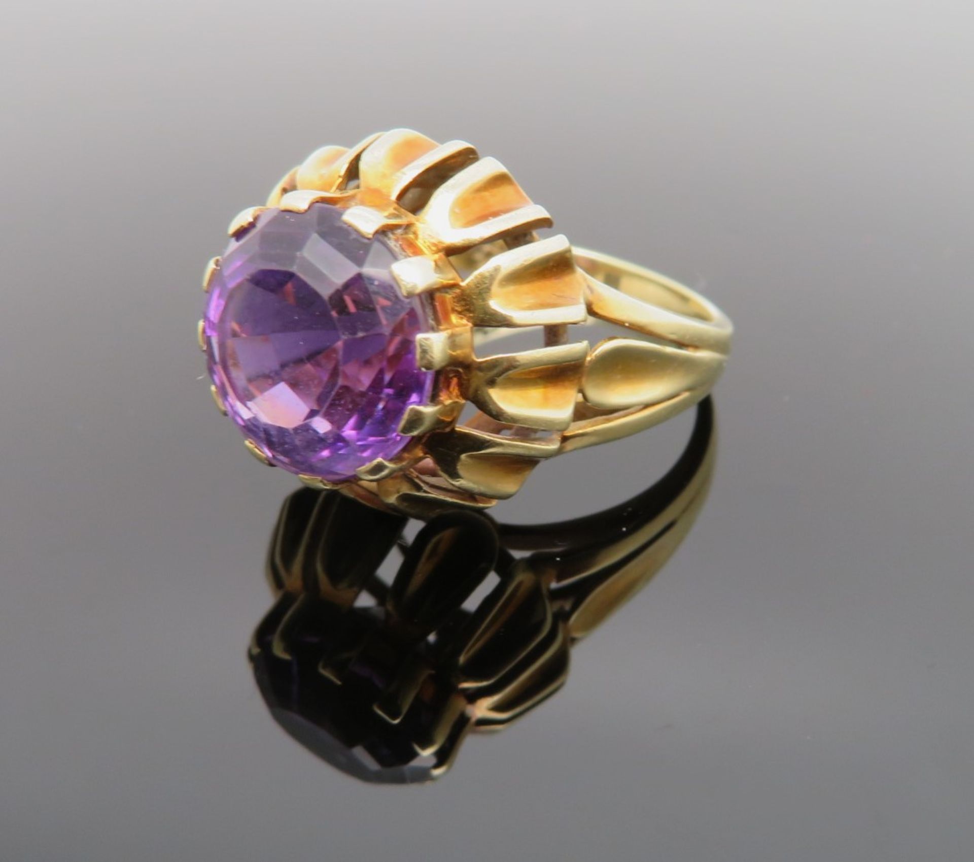 Damenring, 1940/50er Jahre, facettierter Amethyst, Rundschliff, Gelbgold 585/000, punziert, 8,3 g, 