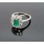 Entourage-Ring, facettierter Smaragd, ca. 0,80 ct, entouriert von 10 Brillanten, zus.ca. 1 ct, WVSI