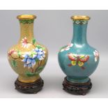 2 Cloisonné Vasen, China, 1. Hälfte 20. Jahrhundert, farbiger Zellenschmelz, geschnitzte Holzsockel