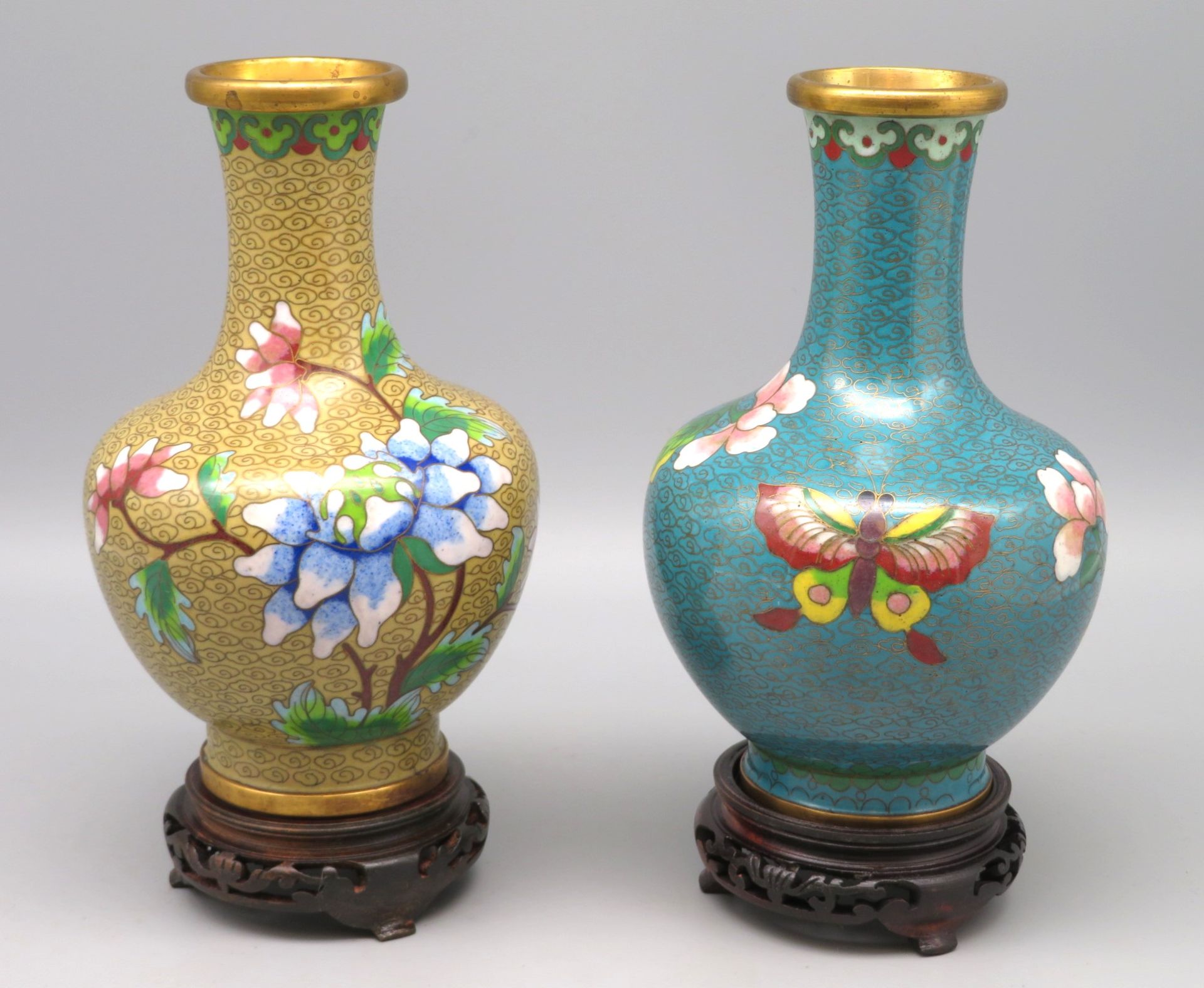 2 Cloisonné Vasen, China, 1. Hälfte 20. Jahrhundert, farbiger Zellenschmelz, geschnitzte Holzsockel