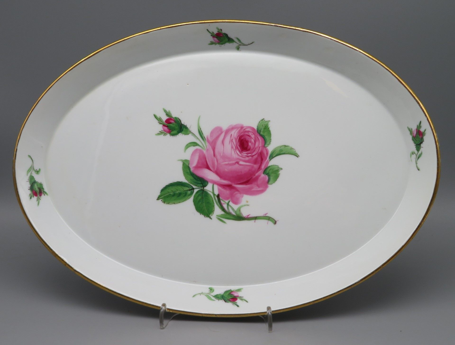 Ovale Platte, Meissen, Pfeifferzeit, 1924 - 1934, Rote Rose, Weißporzellan mit polychromer Rosenmal