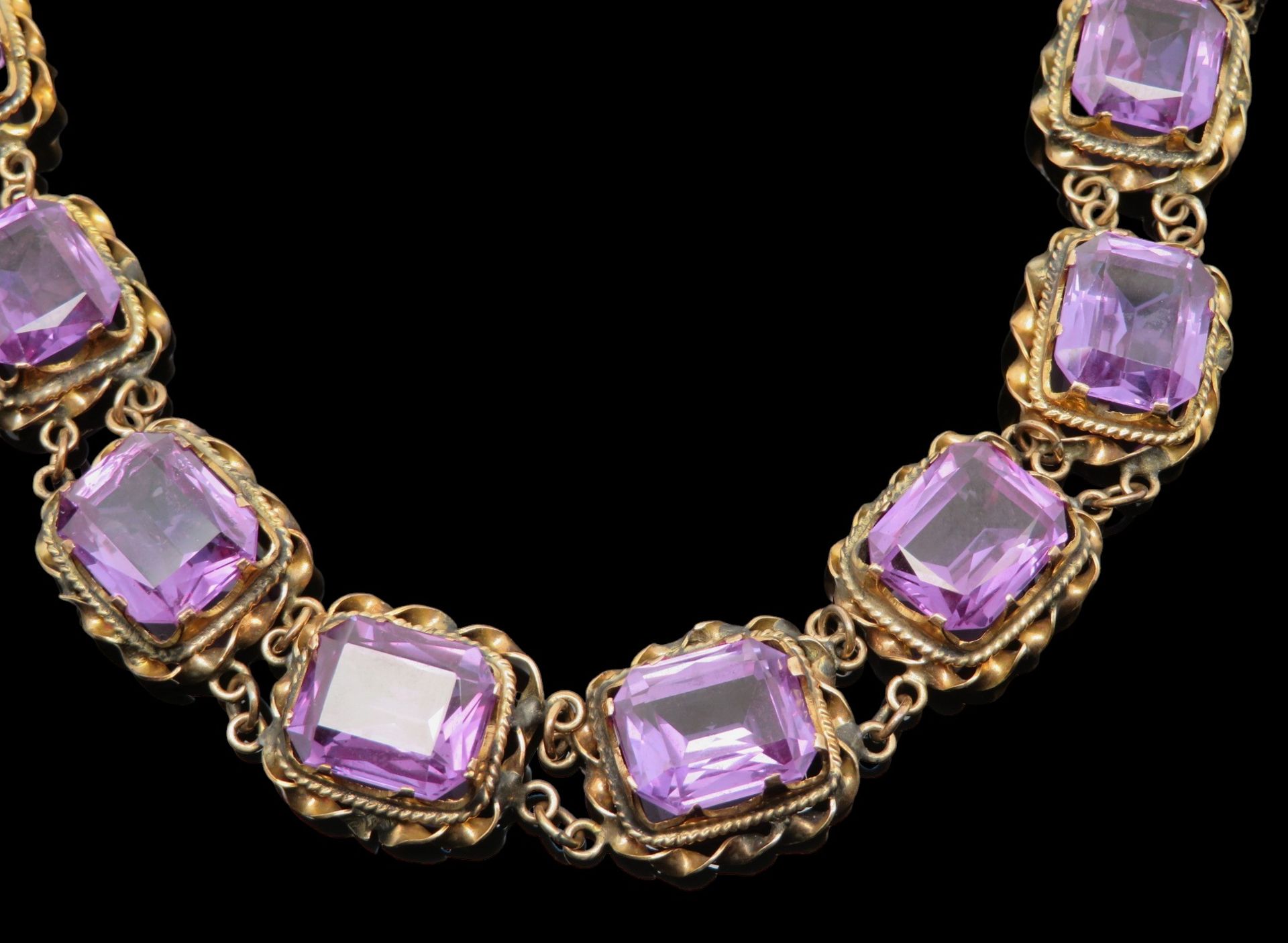 Armband, 8 facettierte Amethyste, teils durchbrochen gearbeiteter Kordelrand, Gelbgold 585/000, pun - Image 2 of 3