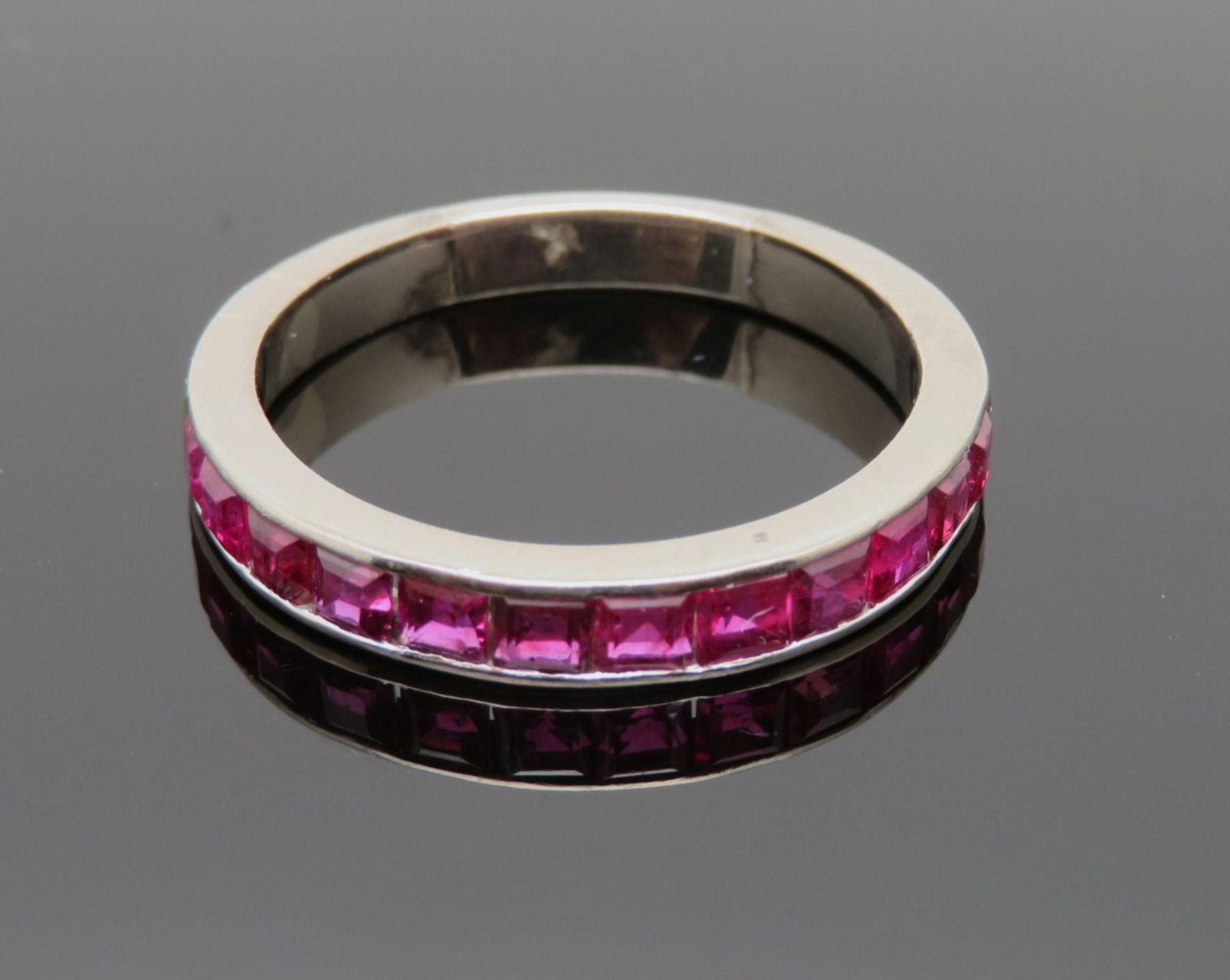 Eleganter Halb-Memoryring, 12 facettierte Rubine, Karréeschliff, Weißgold 750/000, punziert, 4,39 g