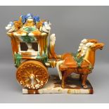 Fayence-Gruppe im Tang Stil, Durch zwei Pferde gezogene Kutsche, Fayence mit polychromer Glasur, 28