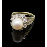Edler Entourage Ring, Perle, umrahmt von 8 Brillanten, zus.ca. 0,40 ct, Gelb- und Weißgold 585/000,