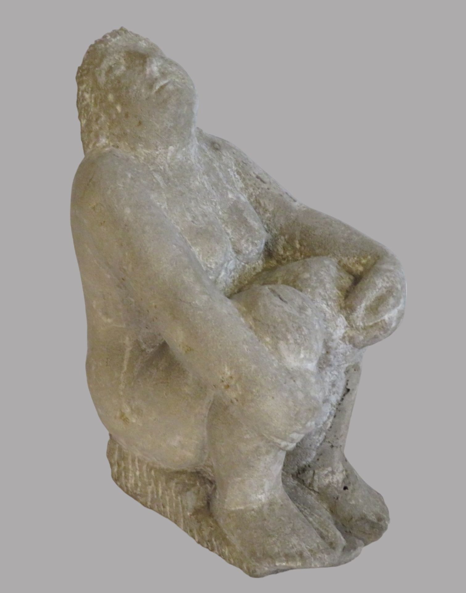 Unbekannt, Hockender, weiblicher Akt, Betonguss, 33,5 x 17 x 25 cm.