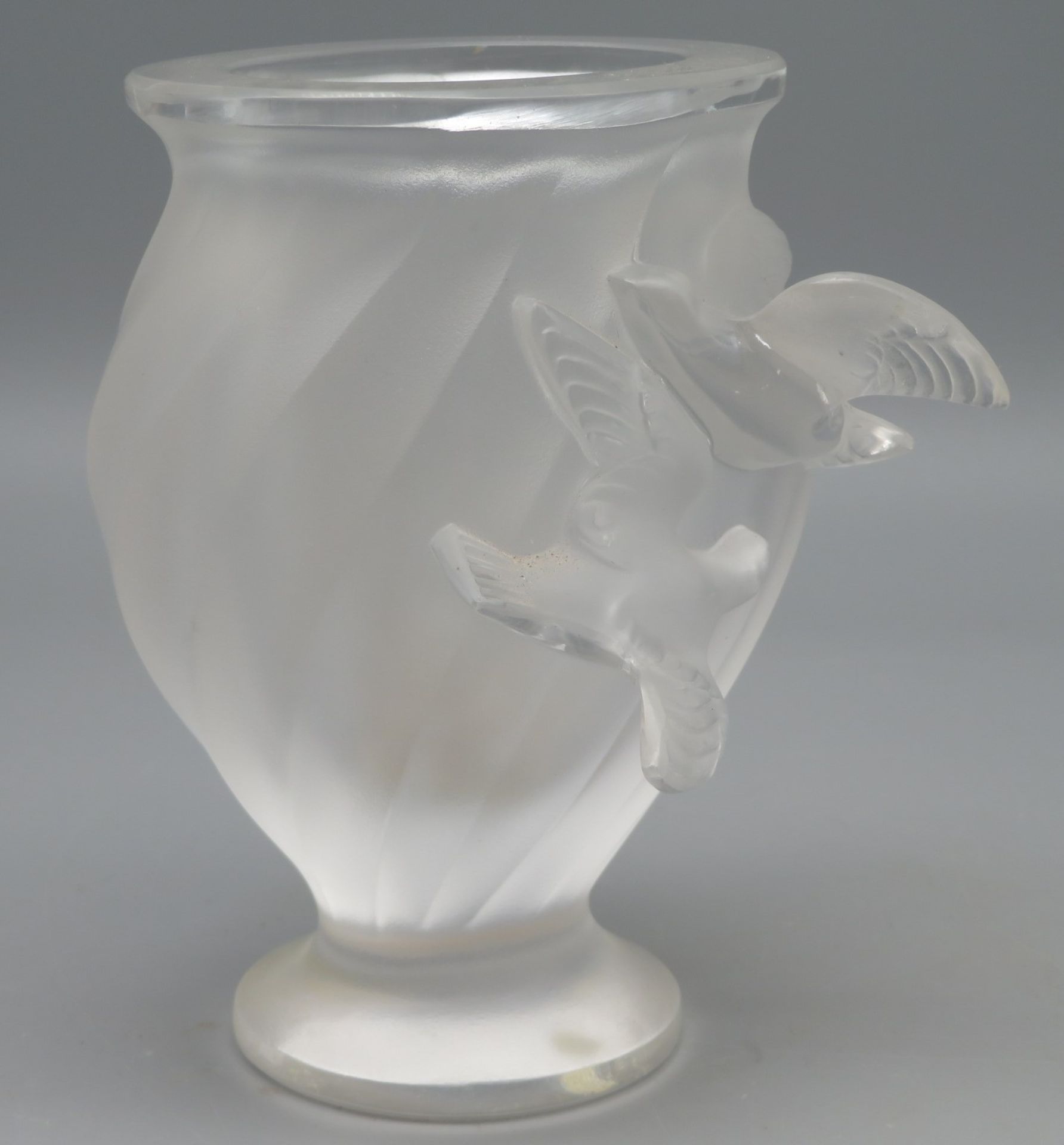 Lalique Vase, Frankreich, Wingen-sur-Moder, dickwandiges, farbloses und mattiertes Glas in geschwun - Bild 2 aus 3