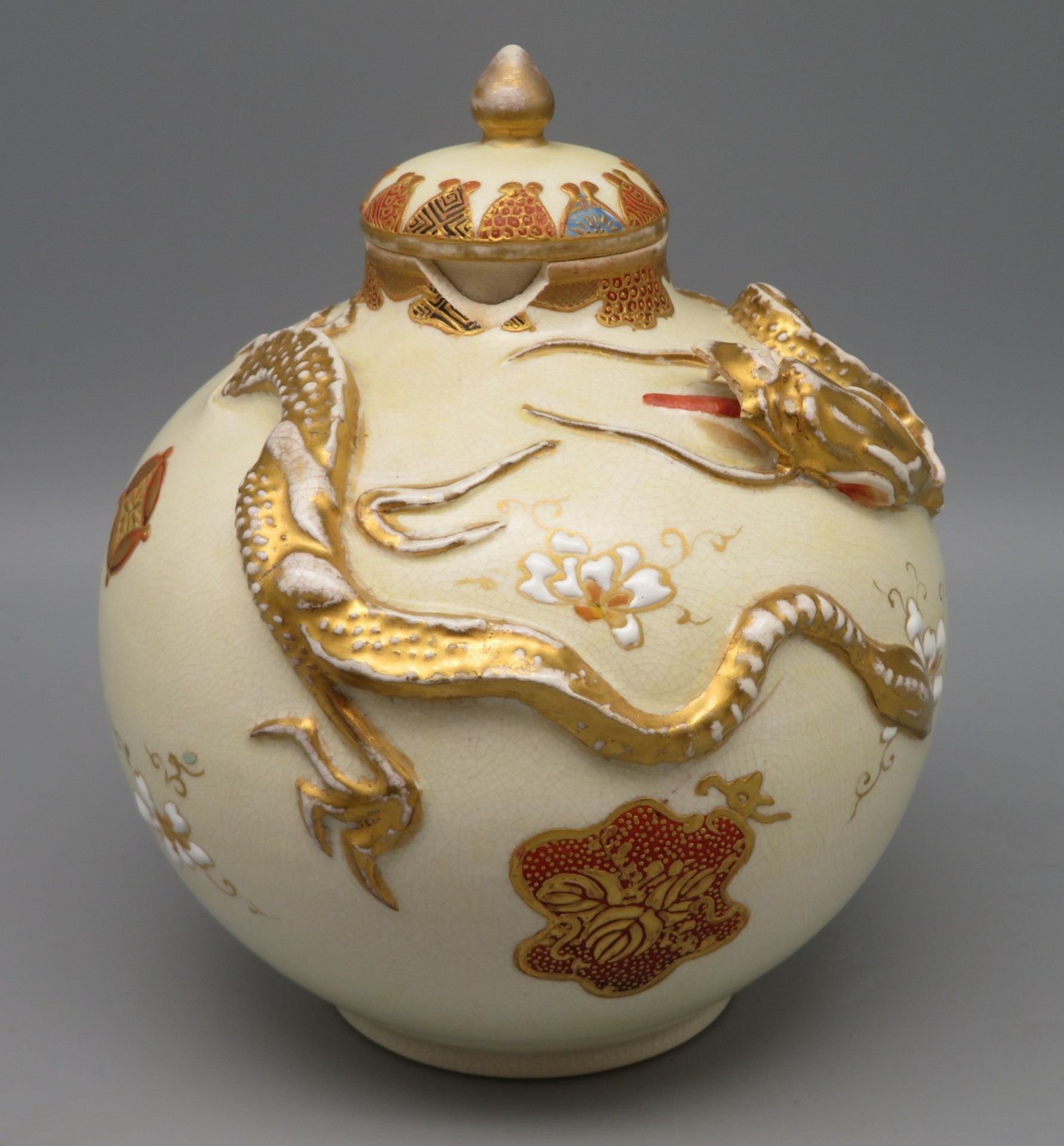 Vase, Satzuma, Japan, Meiji Periode, 1868 - 1912, um 1900, Weißporzellan mit polychromer Bemalung u - Image 2 of 4