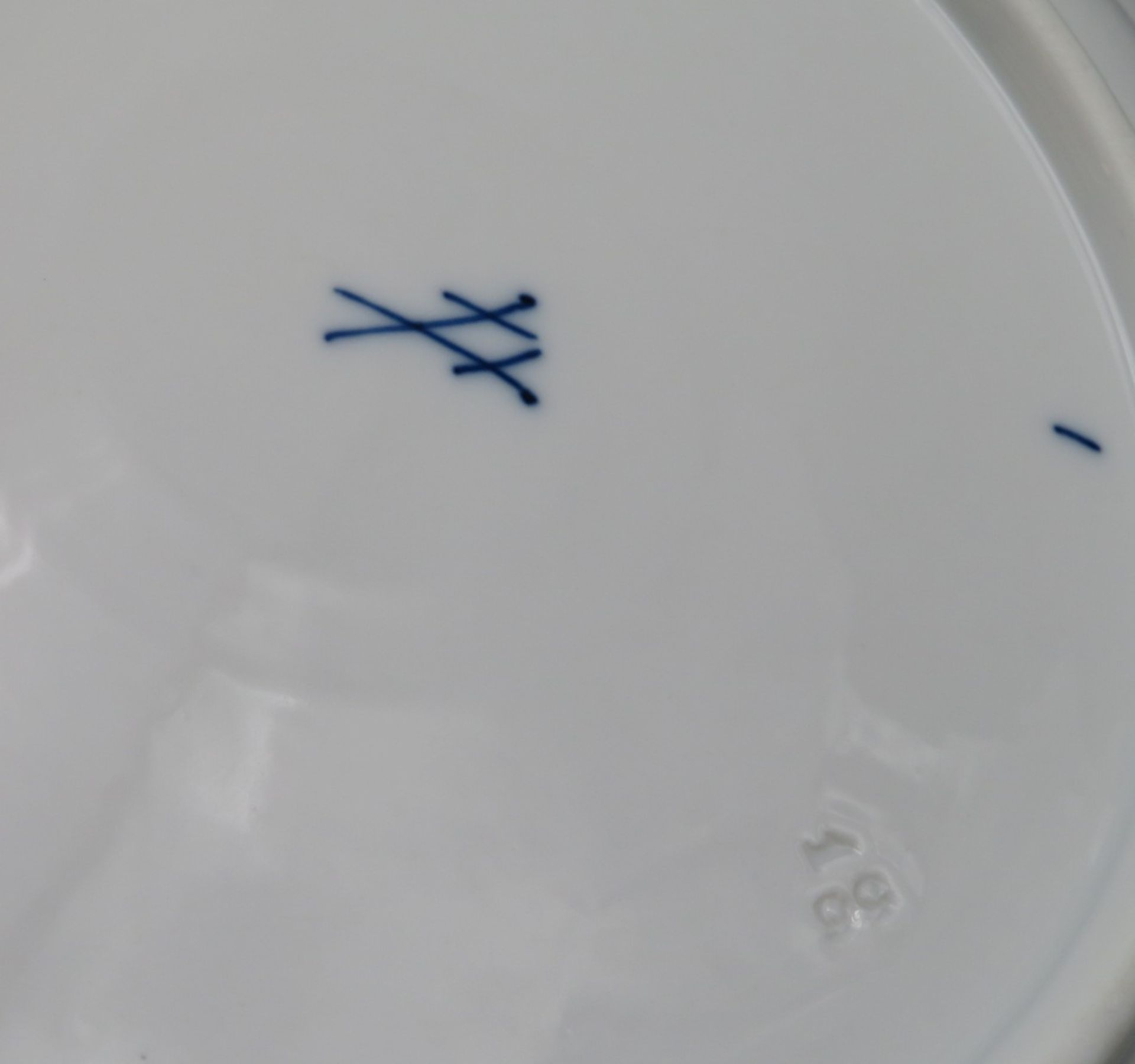 7 Teller, Meissen, Weißporzellan mit unterglasurblauem Zwiebelmuster, gewellte Fahne, unterglasurbl - Image 2 of 2