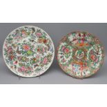 2 antike Teller, China, Famille Rose, 19. Jahrhundert, Weißporzellan mit reicher, polychromer Bemal
