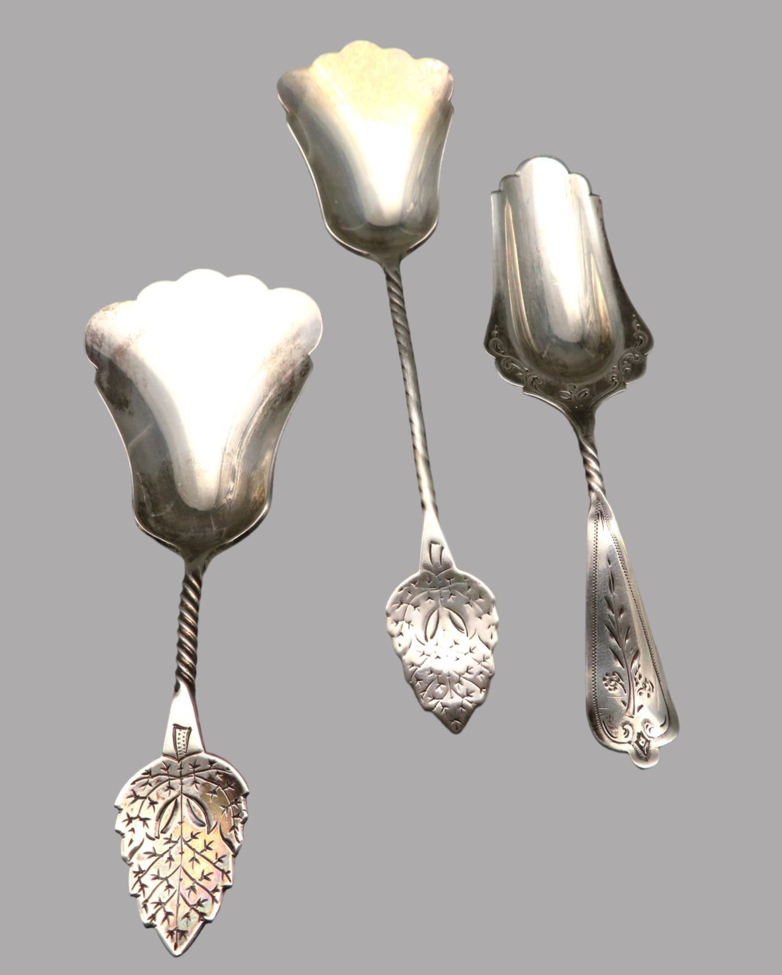 2 diverse Zuckerlöffel und Teeschaufel, Biedermeier, 19. Jahrhundert, Silber 835/000, punziert, 35 