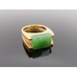 Designer-Ring mit rechteckiger Jade-Platte, Gelbgold 750/000, geprüft, 10,1 g, Reste von Punzen, Ri