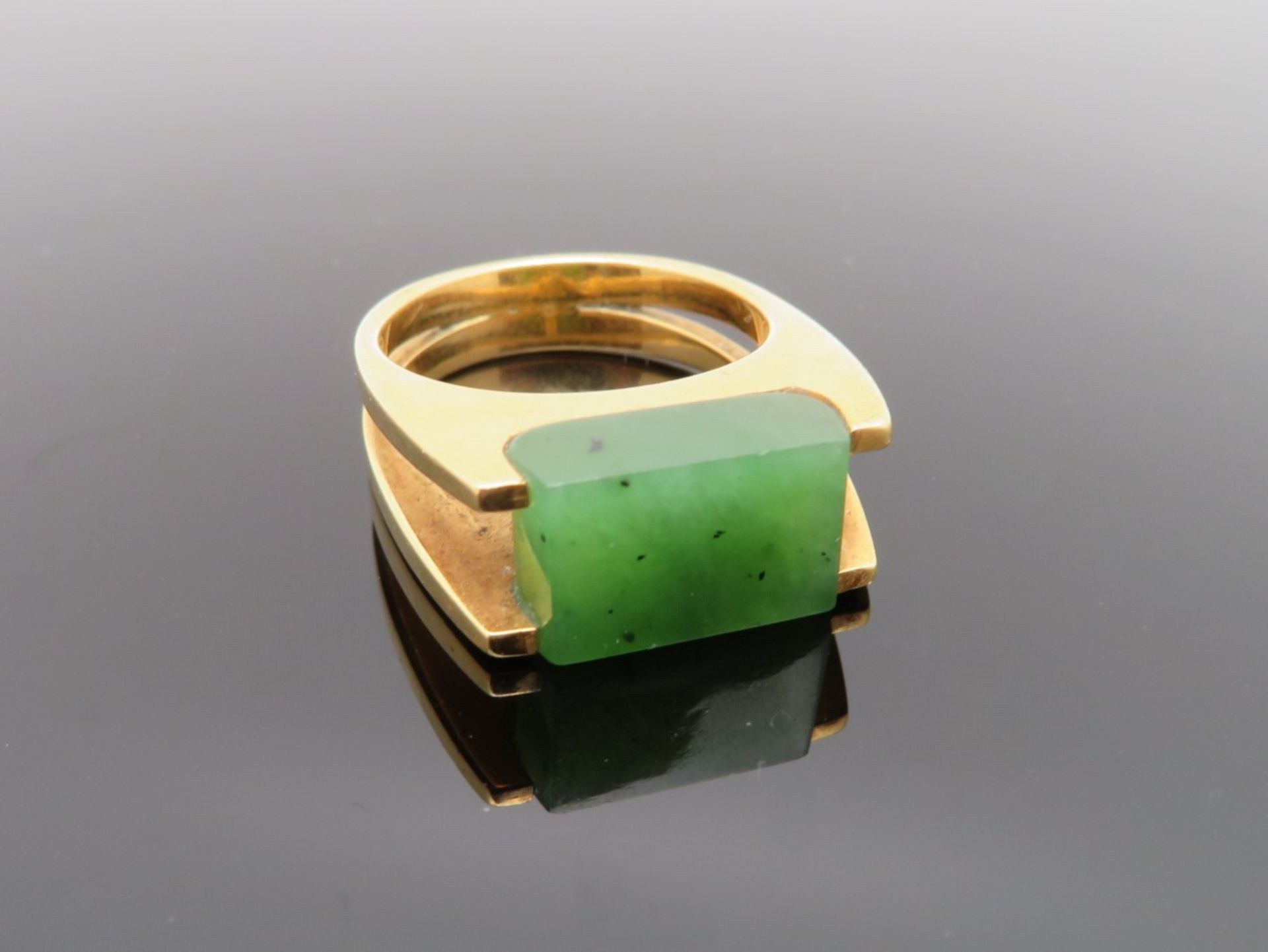 Designer-Ring mit rechteckiger Jade-Platte, Gelbgold 750/000, geprüft, 10,1 g, Reste von Punzen, Ri