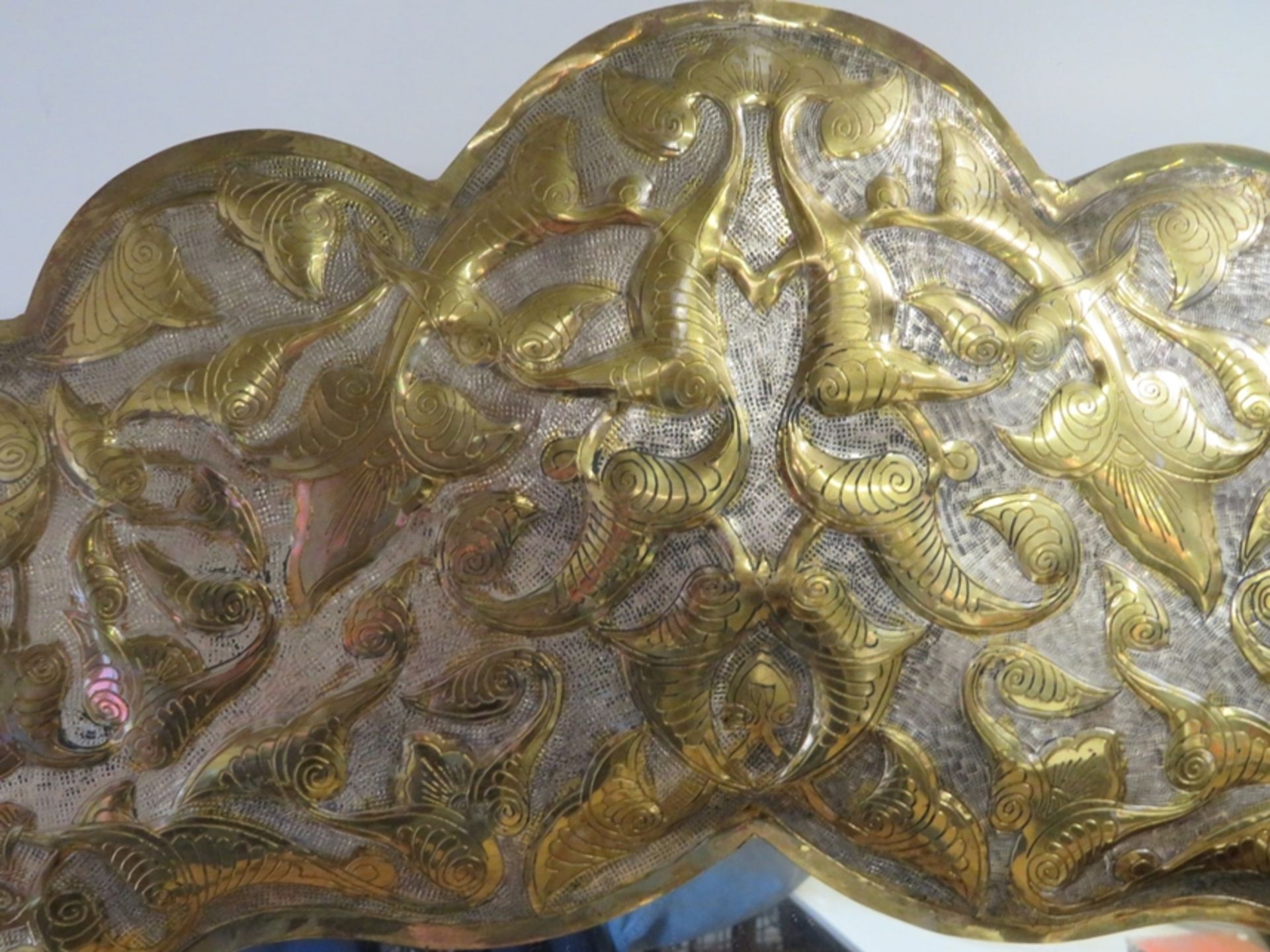 Großer Spiegel, Persien, Messing in floraler Manier handgetrieben, 113 x 69 x 5 cm. - Bild 2 aus 3