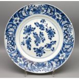 Antiker Teller, China, 18./19. Jahrhundert, Weißporzellan mit blauer Blütenbemalung, Rand mit Chips
