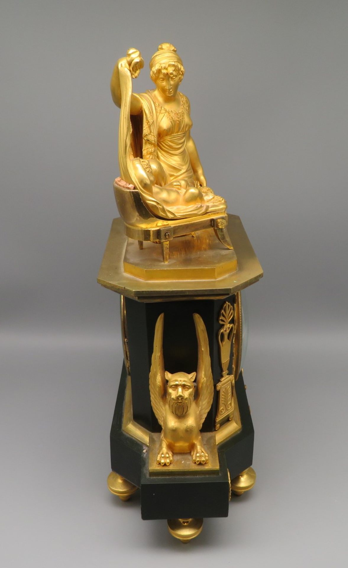Außergewöhnliche Pendule, Frankreich, Empire, um 1810, Bronze mit Feuervergoldung, bekrönt durch Mu - Image 4 of 9