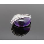 Mondäner Damenring, Amethyst-Cabochon, 5 Brillanten, zus.ca. 0,27 ct, TW, lupenrein/flawless, Weißg