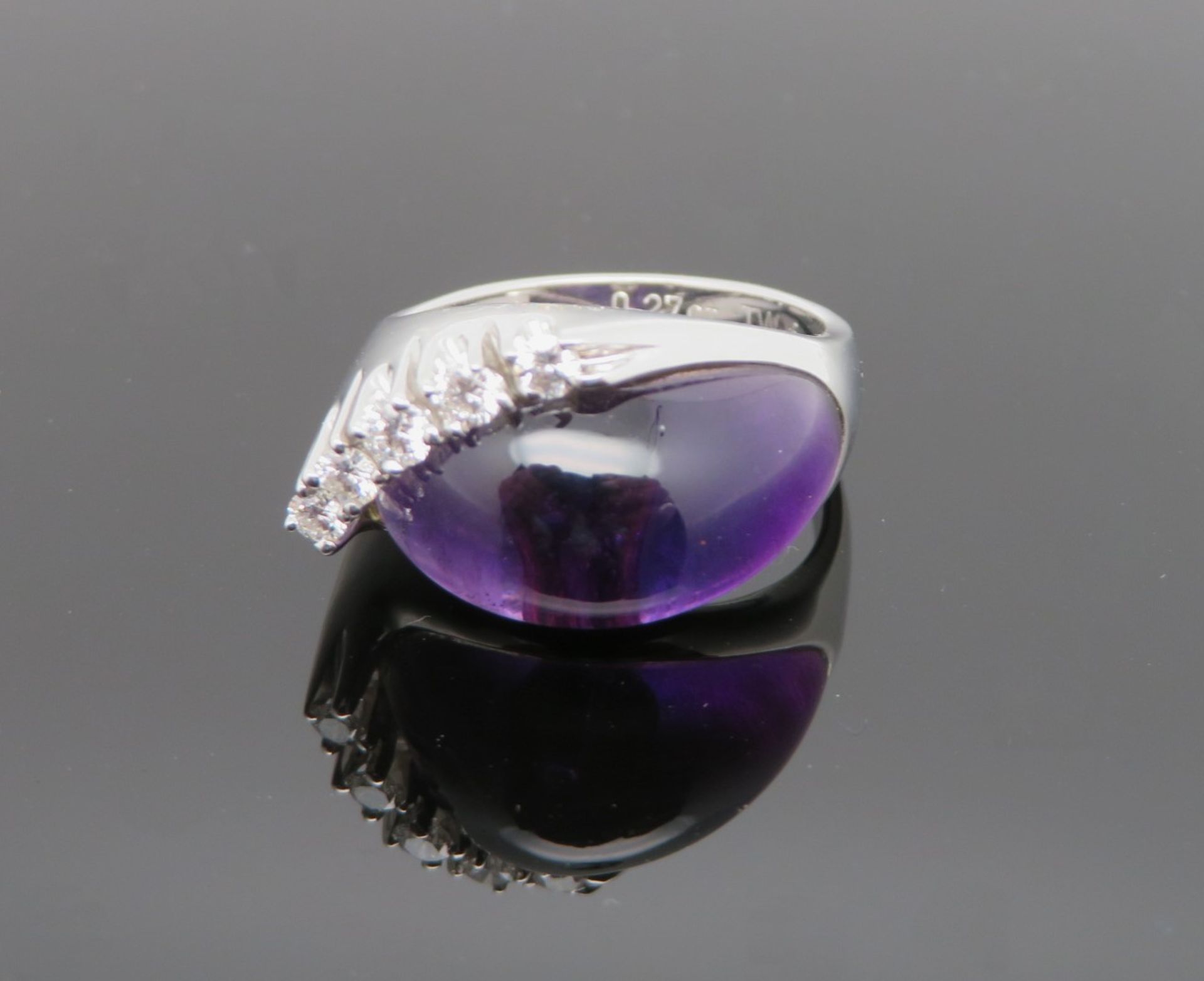 Mondäner Damenring, Amethyst-Cabochon, 5 Brillanten, zus.ca. 0,27 ct, TW, lupenrein/flawless, Weißg