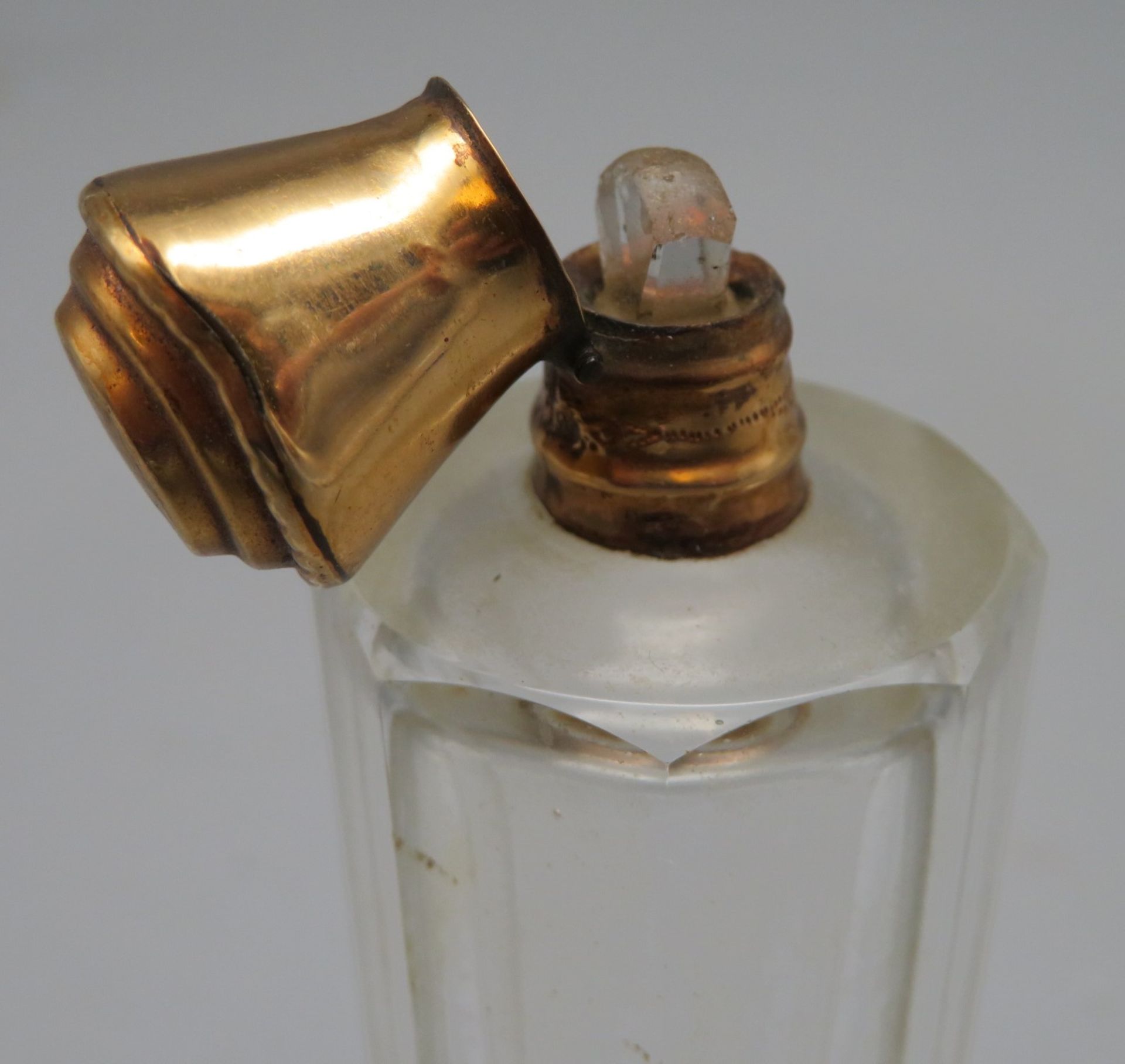 Antiker Parfumflakon, 19. Jahrhundert, farbloses Kristall kantig geschliffen, 14-karätige Goldmontu - Image 2 of 2