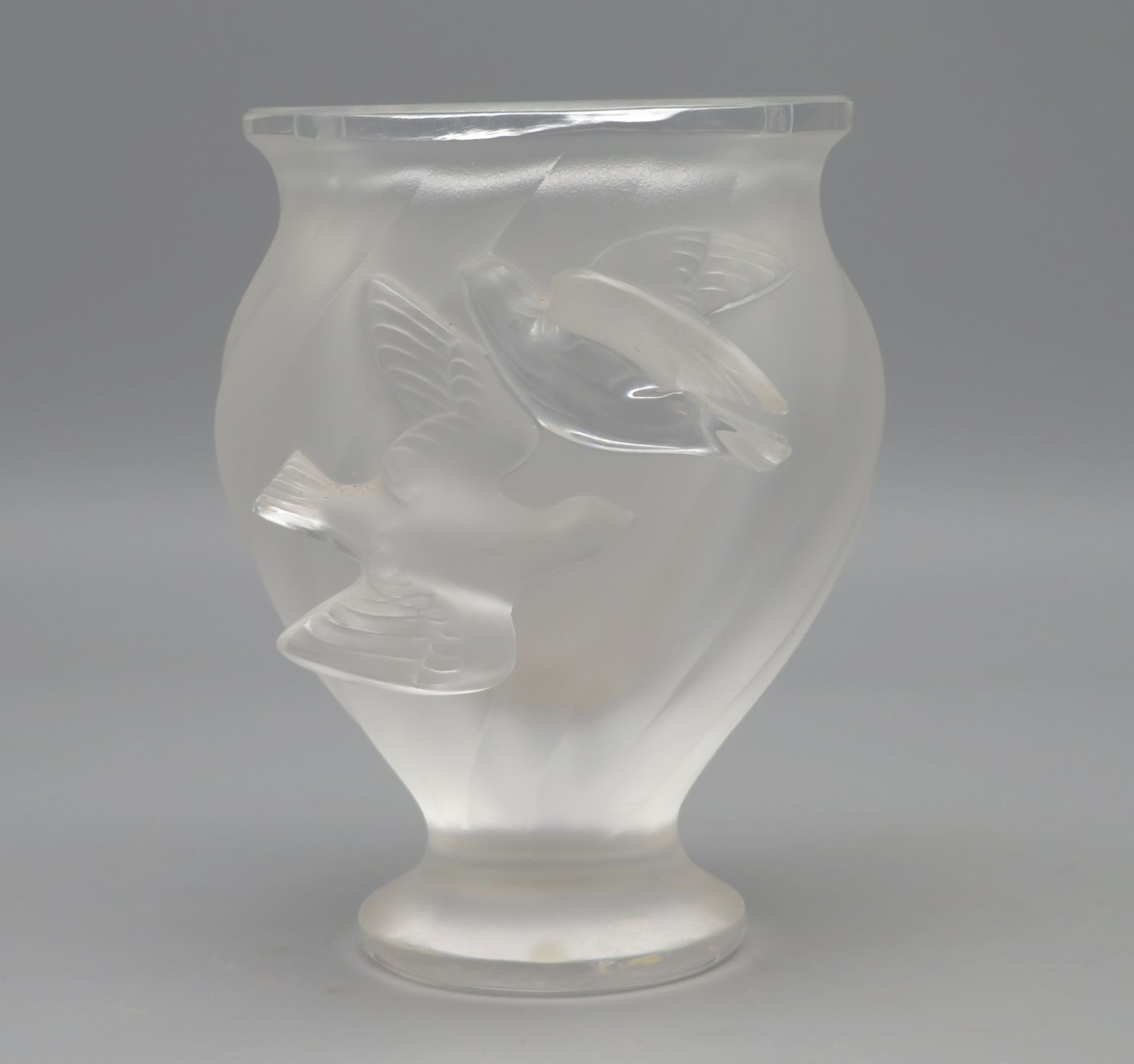 Lalique Vase, Frankreich, Wingen-sur-Moder, dickwandiges, farbloses und mattiertes Glas in geschwun