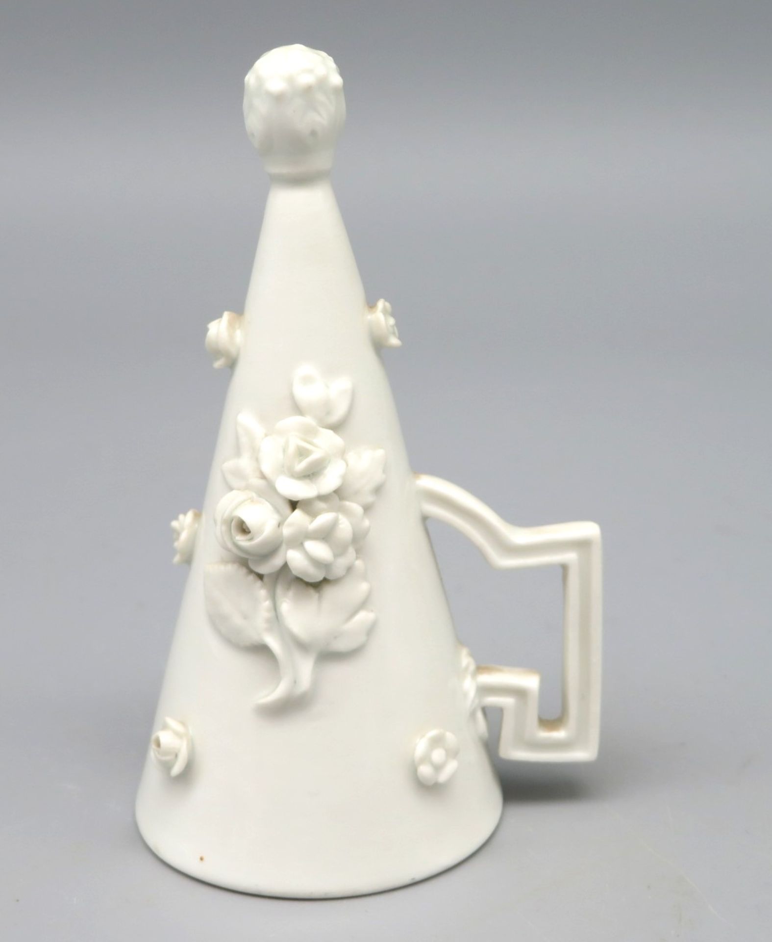 Seltener Kerzenlöscher, Meissen, 19. Jahrhundert, Trichterform mit seitlicher Handhabe, Weißporzell