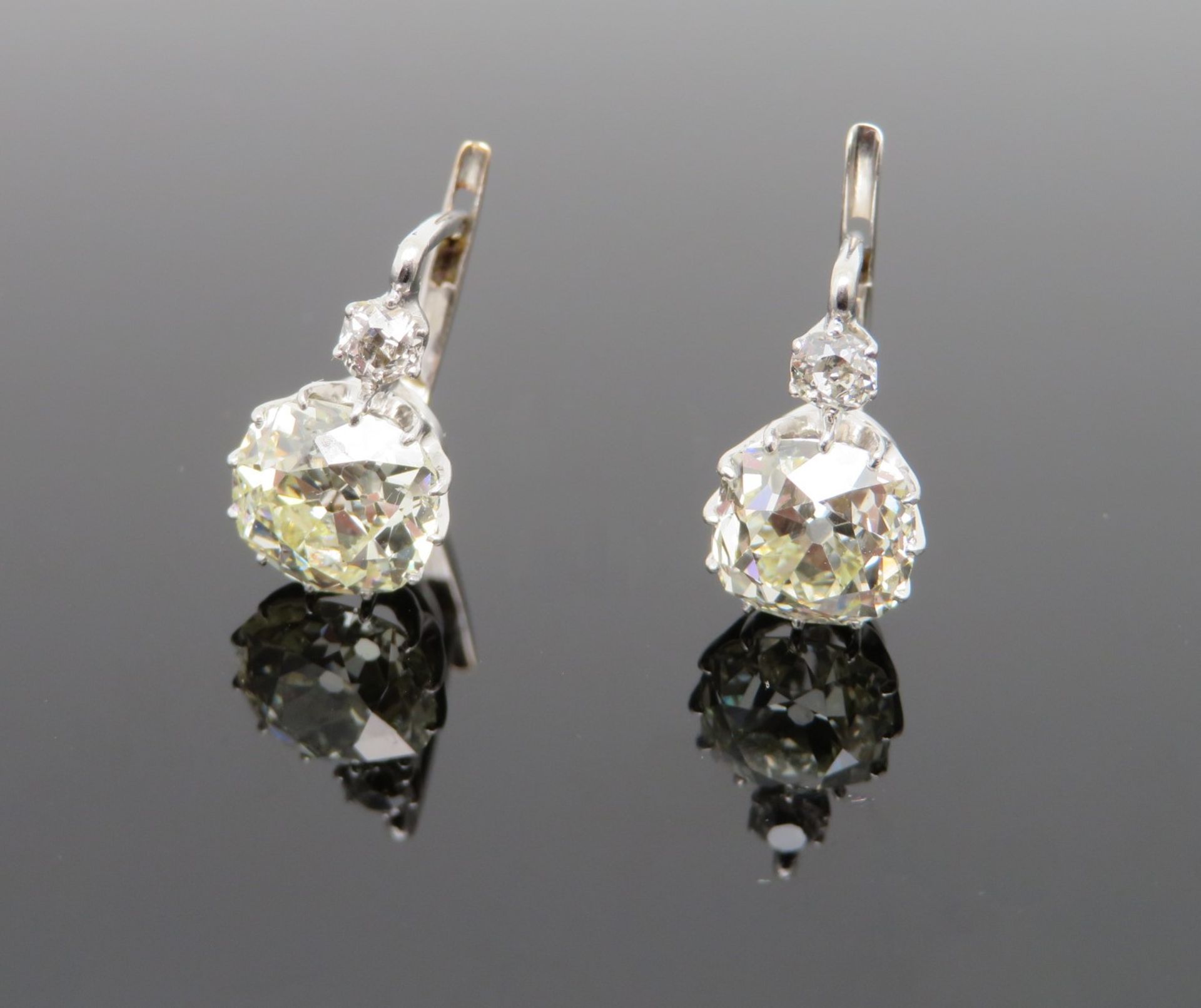 2 hochkarätige Ohrhänger, 4 Altschliffdiamanten, zus.ca. 3 ct, Weißgold 585/000, geprüft, l 1,7 cm, - Bild 2 aus 3