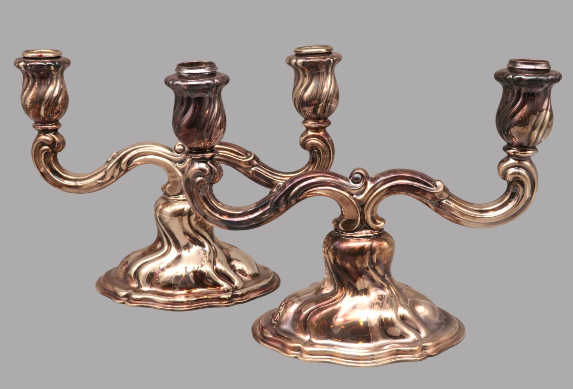2 Kerzenleuchter, Chippendale-Stil, je 2-flammig, Silber 925/000, punziert, brutto 1246 g, Bodenpla
