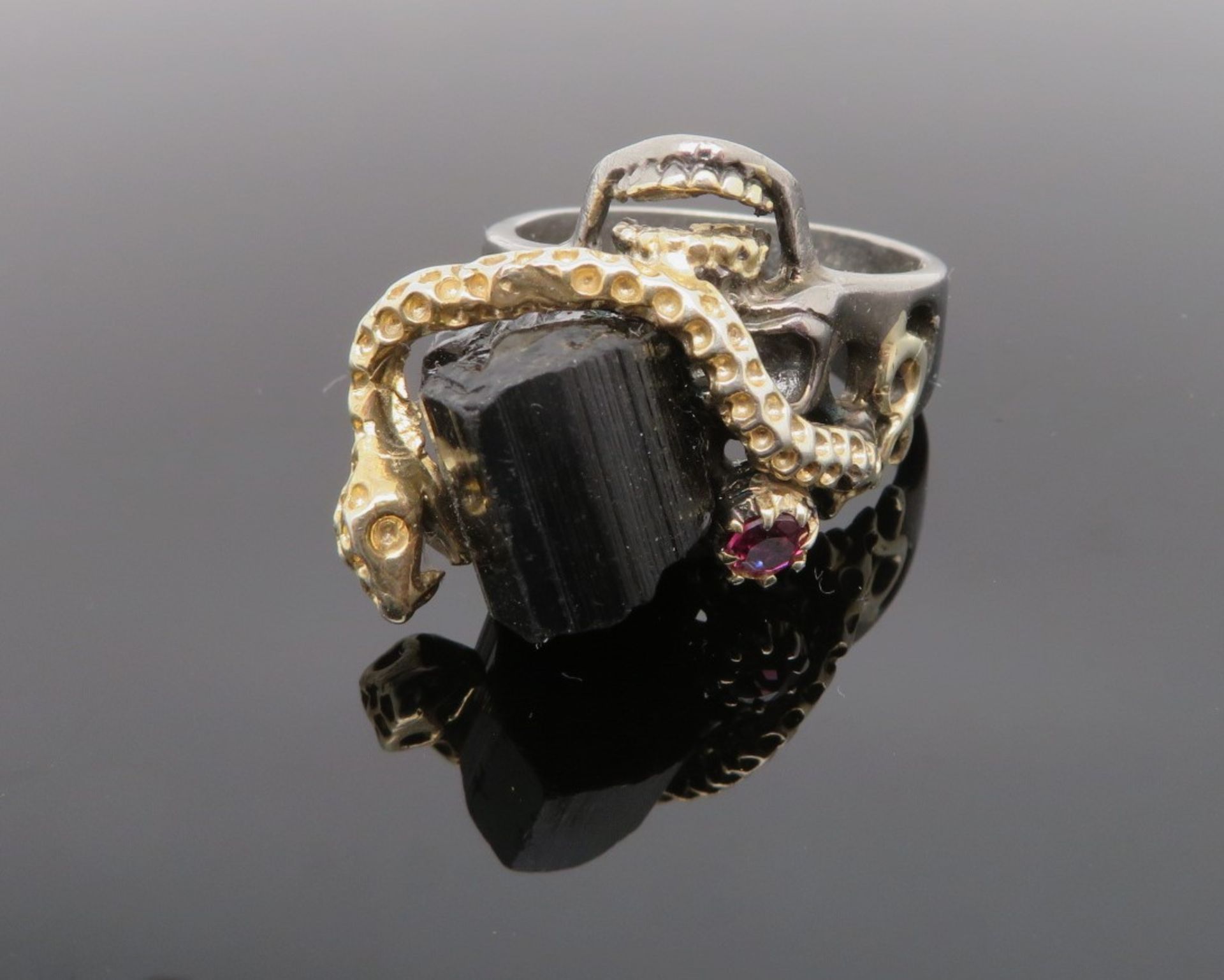 Extravaganter Designer Ring, natürlicher Turmalin, dieser umfasst von Schlange, facettierter Amethy