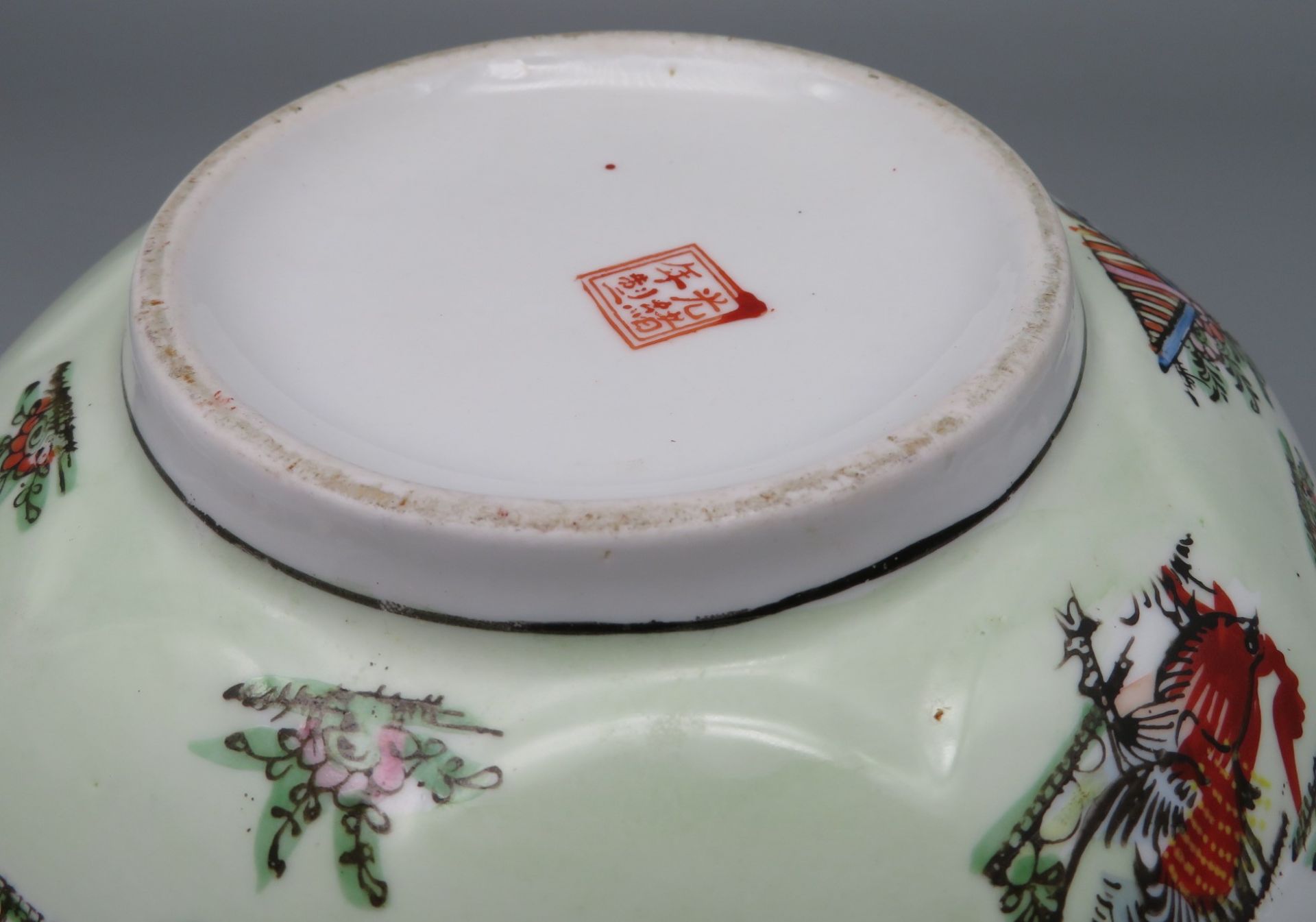 Schale, China, 20. Jahrhundert, Weißporzellan mit polychromem Dekor, gem., h 10 cm, d 25 cm. - Image 2 of 2