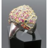 Außergewöhnlicher Vogelkopf-Ring, gewölbter Kopf in reliefiertem Dekor, besetzt mit facettierten Ru