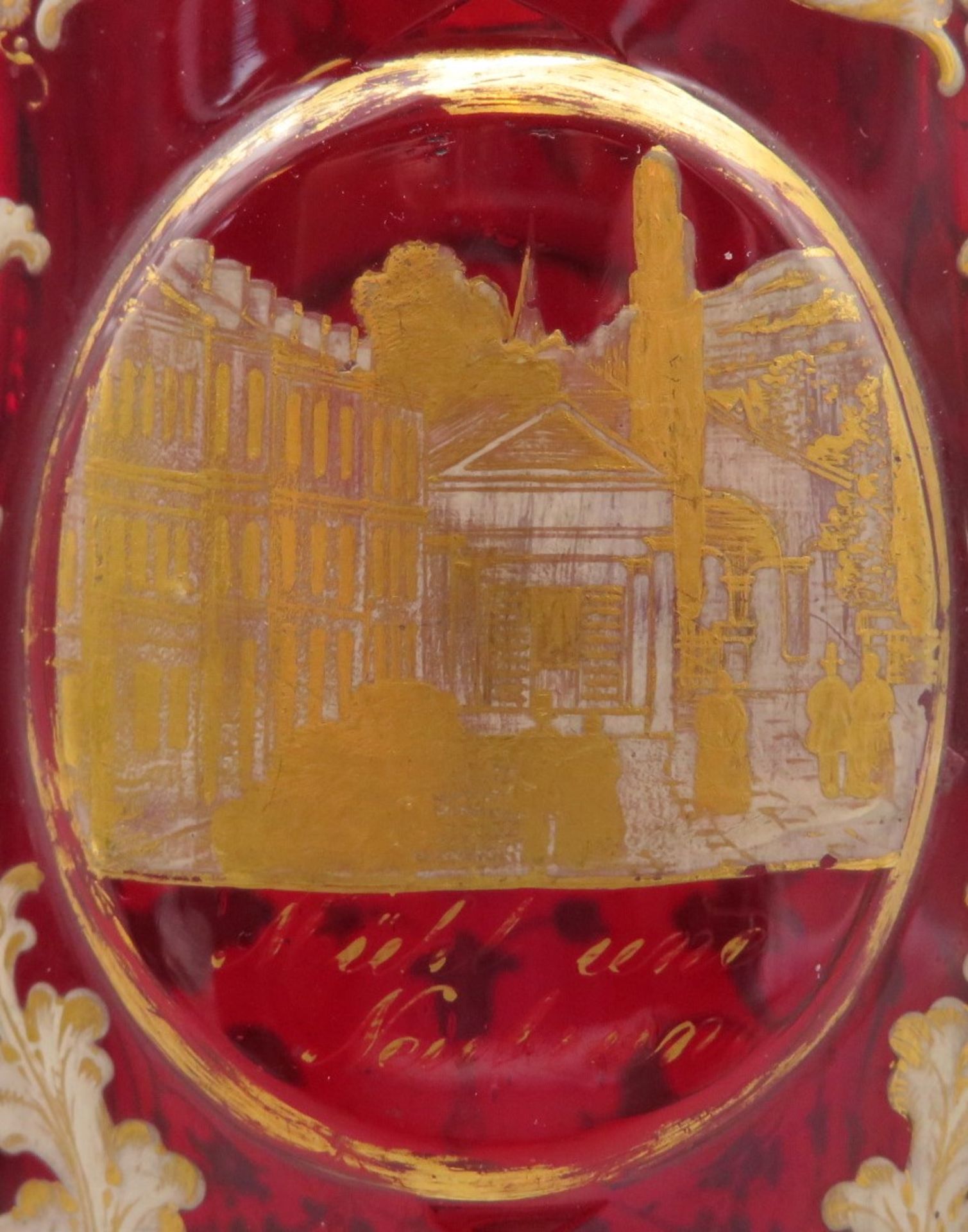 Badekrug mit Henkel, Mitte 19. Jahrhundert, Rubinglas mit reicher Goldbemalung, 3 Medaillons mit di - Bild 3 aus 3