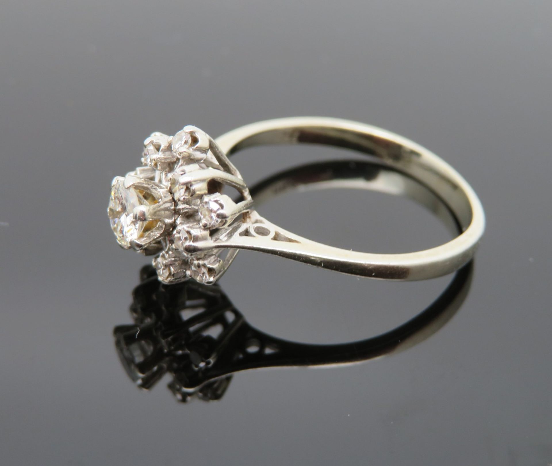 Damenring, Blütenform, Brillant, ca. 0,20 ct, W VVSI, entouriert von 12 Diamanten, diese zus. 0,12 - Image 2 of 2