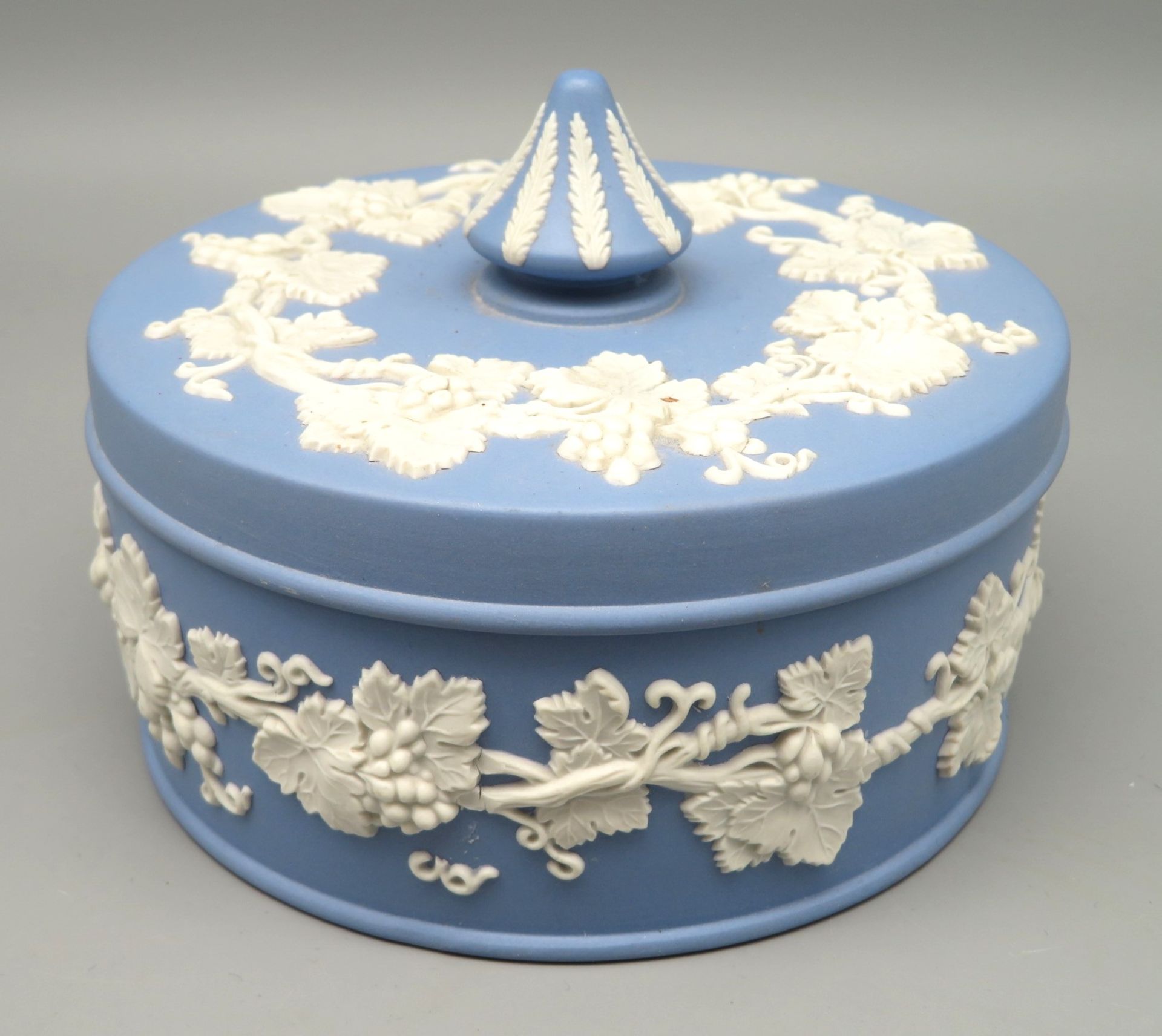 Runde Deckeldose, England, Wedgwood, blaue Jasperware mit weißem Reliefdekor von Weinreben und -tra