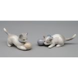 2 Porzellanfiguren, Spielende Katzen, Ilmenau, Weißporzellan mit polychromer Bemalung, gem., ca. 3,