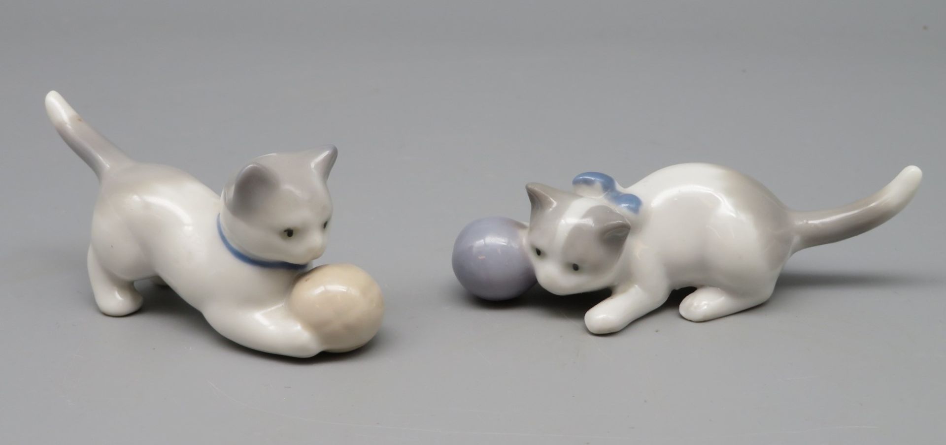 2 Porzellanfiguren, Spielende Katzen, Ilmenau, Weißporzellan mit polychromer Bemalung, gem., ca. 3,