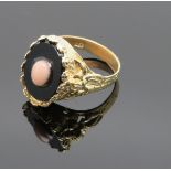 Onyx-Korallen-Ring, Ringkopf besetzt mit ovaler schwarzer Onyx-Platte (ca. 7 ct) in floraler Umrahm