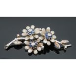 Kunstvolle Brosche in Gestalt eines Blütenzweigs, 11 Diamanten, 18 facettierte Saphire, fein ziseli