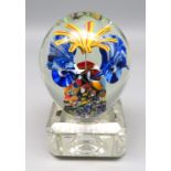 Paperweight, Italien, Murano, mit Widmungsgravur "La Multi Ani 1930/1980", 11 x 7 x 7 cm.