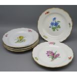 5 Dessertteller, Meissen, Weißporzellan mit polychromer Blütenmalerei, gewellte Fahne, Goldrand, un