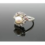 Damenring, Perle, gefasst durch 10 Diamanten, Weißgold 585/000, punziert, 4 g, Ringkopf d 1,4 cm, R